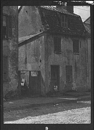Tarihsel Bulgular Fotoğraf: Kapıda Oturan Çocuk, İki katlı bina, Arnold Genthe, Fotoğrafçı, 1920-1926