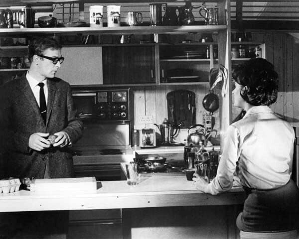 Ipcress Dosyası 1965 Michael Caine mutfakta yemek yapıyor Sue Lloyd oturmuş 8x10 fotoğraf